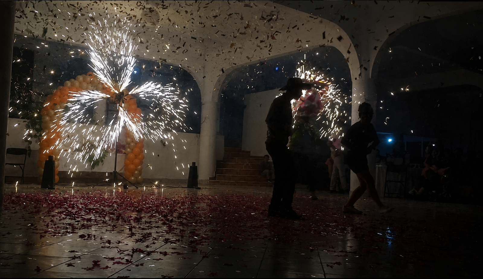 Baile especial con chisperos y papel picado
